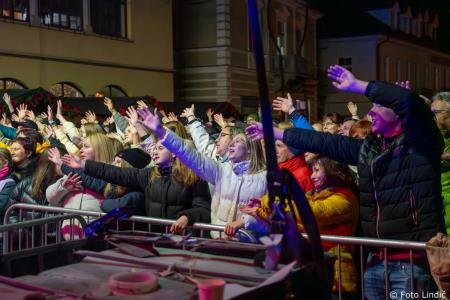 Temperamentna Tanja Žagar je razgrela kamniško publiko za najdaljšo noč v letu in silvestrovanje v centru Pravljičnega Kamnika (15)